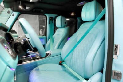 メルセデスAMG G63：最高級レザーを張ったフロントシートは、シートベルトまでロビンズエッグブルーでそろえている
