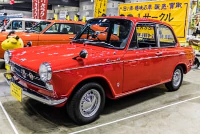 ダイハツ コンパーノ1000GT：オートサークルのブースに鎮座する真っ赤な個体。後方の旧車たちのなかでも一際存在感を放っていた