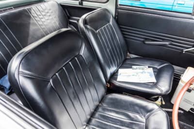 ホンダ N360 TG：縦ステッチの入ったブラックのシート。リクライニング機構を備える