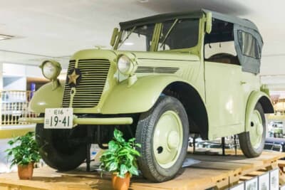 日本内燃機 九五式小型乗用車：幌を畳んだ全体像。コンパクトな車体と大径タイヤが悪路走破を担った国産初の実用四駆の素性を伝える