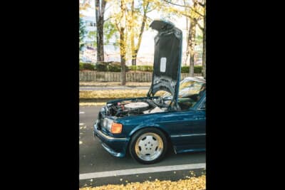 メルセデス・ベンツ 560SEL AMG 6.0-4V:ボンネットを開けると大型エアクリーナーを備えたモンスターV8が顔をのぞかせる