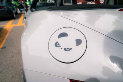 マツダ NDロードスター：給油口フラップにはパンダのシールを貼り付け。細部にも遊び心が光る