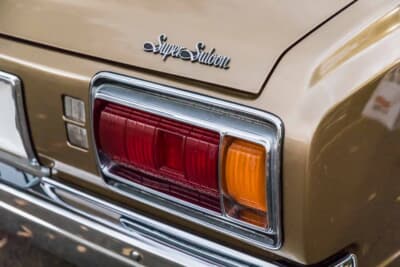 トヨタ クラウンハードトップ:リアフェンダーに輝く「Super Saloon」のスクリプトバッジとコンビネーションランプ