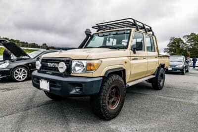 トヨタ ランドクルーザー 70:車高を落としたクルマに乗っていたオーナーのワジコさんが、段差のストレスから解放されるために手に入れた2015年式の中東仕様ピックアップ