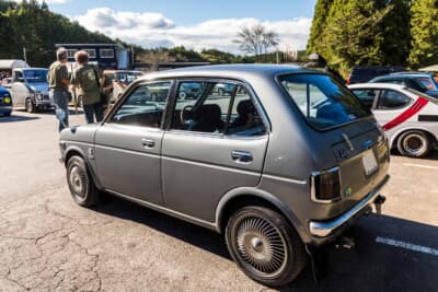 ホンダ ライフ CUSTOM:青空の会場に展示された4ドアボディを後方から見たリアクオータービュー