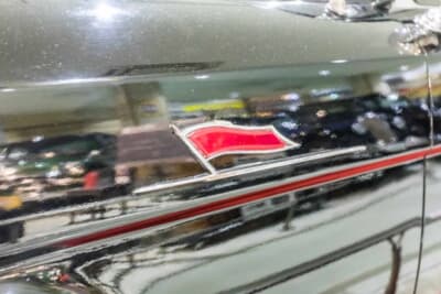 紅旗 CA770:磨き込まれたボディサイドに輝く赤い旗のエンブレム。革命のシンボルを車名に冠した紅旗の象徴だ