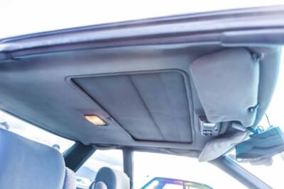 トヨタ コロナクーペ 2.0GT-R:最上級グレードにオプション設定されていた希少なサンルーフ。ルーフ内張りの状態も良好に保たれている