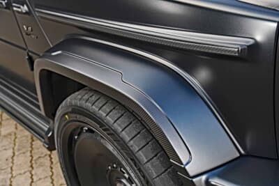 メルセデスAMG G63：純正と同じビス留めで装着される、ドライカーボン製のワイドフェンダー