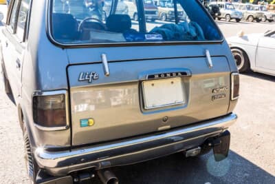ホンダ ライフ CUSTOM:HONDAエンブレムとLifeロゴ、AUTOMATIC・CUSTOM表記が並ぶリアゲート
