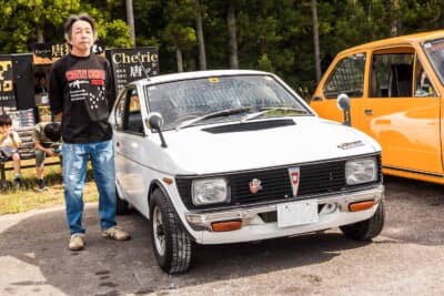 スズキ フロンテクーペ GX：愛車の前に立つオーナーの藤井さんとイベント会場に展示された白いフロンテクーペ