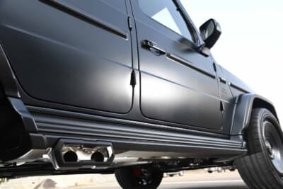 メルセデスAMG G63：サイドステップと一体感を生む、マフラー出口まわりの仕上がり