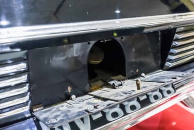 紅旗 CA770:プレート裏に隠された機構をのぞかせるフロント下部。手作業で造られた要人専用車の素の構造が垣間見える