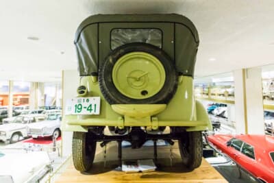 日本内燃機 九五式小型乗用車：リアに背負うスペアタイヤを正面から望む。後輪リジッドの足まわりが悪路に耐えた堅牢な設計を物語る