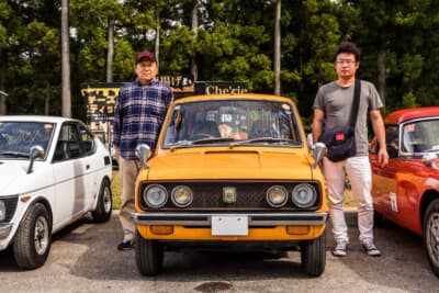 三菱 ミニカ70 GSS:愛車を挟んで並ぶオーナーの木下さんと息子。親子で参加したサブロクミートにて