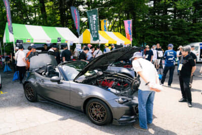 ロードスター軽井沢ミーティング2026:ミーティング会場に展示された出展社のデモカーはチューニングやカスタムのお手本的存在。多くの参加者がそのカスタムに見入っていた