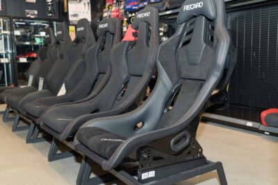 社外シートの選び方：手前の2脚はフルバケットシート。ハードユースなスポーツシートながら、レザーが使われるなど、プレミアムなイメージたっぷりだ