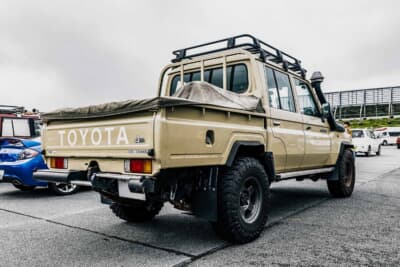トヨタ ランドクルーザー 70:ゲートにTOYOTAロゴが配された荷台には幌を装着