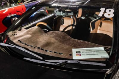 スバル BRZ:ダッシュボードもタンレザーのインテリアに合わせてシックなブラウンの生地が貼られている