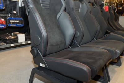 社外シートの選び方：大腿部のサポートが低いタイプのシートは車への乗降性を高める設計。ハイエースなど乗降部が高い車に有効だ
