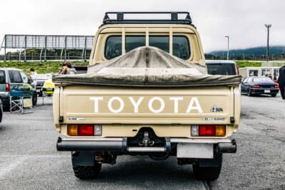 トヨタ ランドクルーザー 70:垂れ防止用ボックスと幌を設置してカスタムしたリアベッド