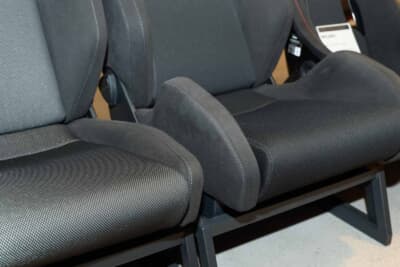 社外シートの選び方：大腿部のサポートが高い車と低い車を比べるとこのような感じ。その高さの差が、サポート性と乗降性に関わってくる