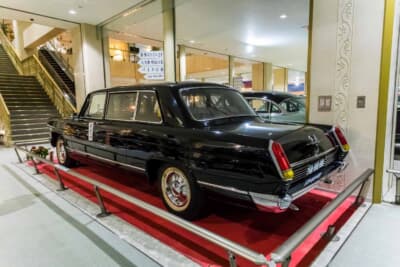 紅旗 CA770:赤じゅうたんに据えられた全長5980mmの黒塗りリムジン。観音開きの4ドアが要人専用車らしい風格を放つ