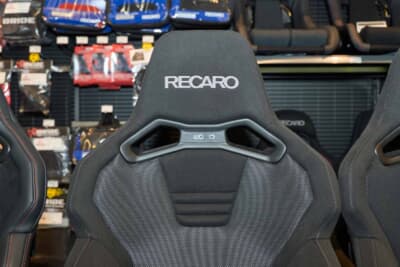 社外シートの選び方：4点式のシートベルト用のホールが備えられるシート。最近ではレーシーさを表現するアイコンとしての役割を担う