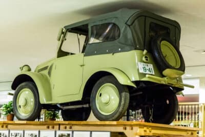 日本内燃機 九五式小型乗用車：幌を立てた斜め後方からの全体像。昭和16年式を示すナンバーと背負ったスペアタイヤが、戦中に生まれた現存車の出自を物語る