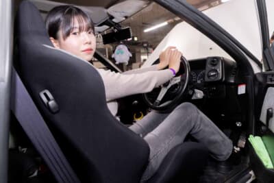トヨタ スプリンタートレノ：レカロに身を預けナルディを握る“ミク”さん。MT限定解除してまで選んだ相棒との時間