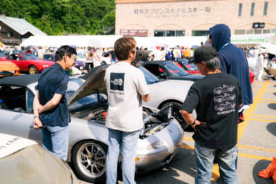 ロードスター軽井沢ミーティング2026:愛車を囲みながらオーナー同士がロードスター談義に花を咲かせてる。クルマ好きにとっては至福のひとときだ