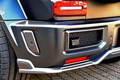 メルセデスAMG G63：ハニカムメッシュとカーボンをあしらった、リアバンパー隅のディテール