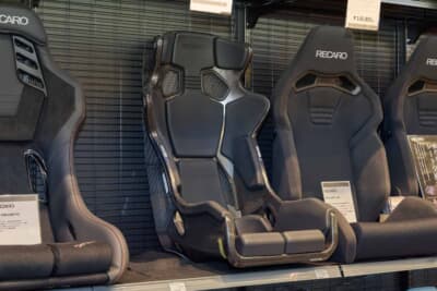 社外シートの選び方：スーパーオートバックスナゴヤベイには、フルカーボンタイプのバケットシートも展示。この展示はレアだ。価格は60万