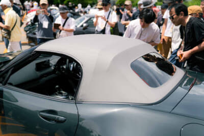 マツダ ロードスター: 特別仕様車には2019年以来となるシルバートップを復活採用した。ボディカラーとの相性も抜群だ