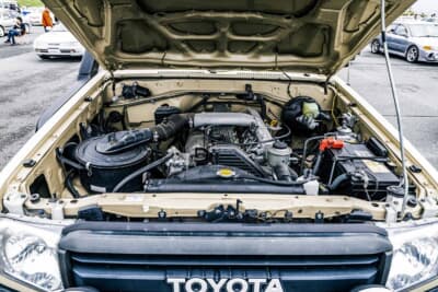 トヨタ ランドクルーザー 70:4.2Lディーゼルと12Vシングルバッテリーを搭載するエンジンルーム
