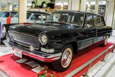 紅旗 CA770:縦桟グリルとメッキバンパーで構成した堂々のフロントまわり。全長5980mmの巨体が存在感を放つ