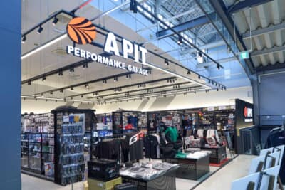 社外シートの選び方：スーパーオートバックナゴヤベイの店内の写真。スポーツシート売り場は2階のA PIT PERFORMANCE GARAGEの中にある
