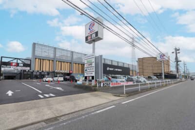 社外シートの選び方：スーパーオートバックナゴヤベイの店内の写真。スポーツシート売り場は2階のA PIT PERFORMANCE GARAGEの中にある