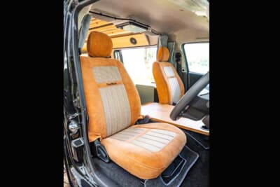 トヨタ・ハイエース：リアシートと同じ素材を採用した前席シートカバーはオプションである