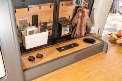 トヨタ・ハイエース：USBポートなど電源ユニットが集中