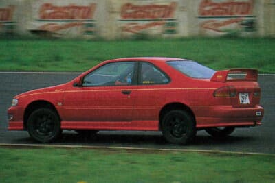 日産 ルキノ:前後アンダースポイラーとサイドスカートでまとめ真っ赤なボディに黒いホイールを履かせた1.8SSベースの走って楽しい1台