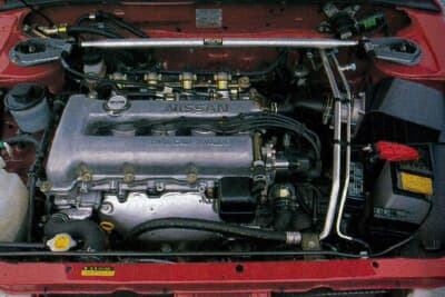 日産 ルキノ:1838ccの直4ツインカム、SR18DEはノーマルのまま。ニスモのストラットタワーバーで前まわりの剛性を高めた