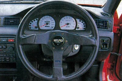 日産 ルキノ:ステアリングは360Eと呼ばれるレザーの36φタイプに変更。メーターパネルもニスモ製のホワイトタイプとした