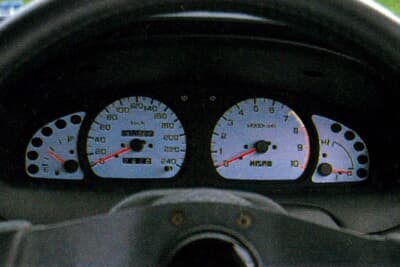 日産 ルキノ:視認性を高めるニスモのホワイトメーターパネル。スピードメーターは240km/hまで刻まれる