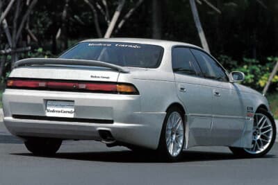 トヨタ マークII：リアウイングとサイドスカートで武装した90系デモカー。足もとはリアル製スターフォルムを装着
