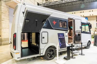 ニースマン・ビショフ iSmove 6.9 E：跳ね上げ式の大型ハッチを開いた車体後部。流線型のボディと外部ラゲッジスペースが目を引く