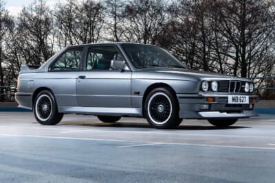 BMW E30 M3：1986年に登場した初代M3。シルバーのボディに固定式リアウイングを備える。ホモロゲーションモデルとして生まれた名車だ