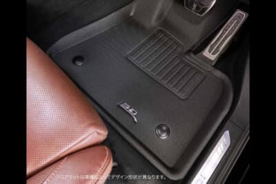 3D U ACE 立体フロアマット KAGU：防水・速乾のTPR表面に立体成型を施したフロアマット。縁高の設計で足もとの汚れを受け止める（※装着車両は他車種のイメージ）