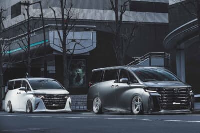 トヨタ アルファード&ヴェルファイア:薄型リップでワイド&ローを極めた白とグレー(プレシャスメタル)の40系2台。アヴァンツァーレADESSOをまとう