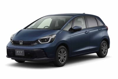 ホンダ フィット:スタンダードタイプのe:HEV Z フロントスタイリング。ボディカラーはシーベッドブルー・パール