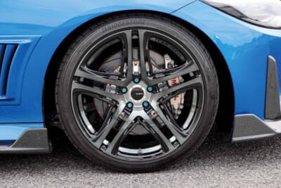 日産 フェアレディZ:ブリヂストン製タイヤを装着した精悍なホイールデザインとマットゴールドのキャリパーが輝いている